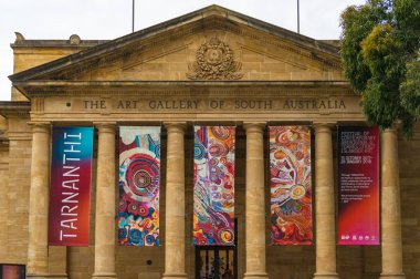 Sergi afişleri ile Güney Avustralya binası Sanat Galerisi