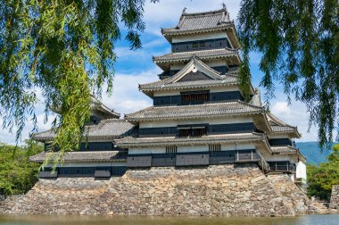 Matsumoto kale ağlayan söğüt ağacı ile çerçeveli