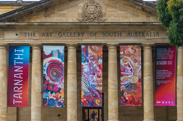 Konstgalleri från South Australia Building med utställnings banners — Stockfoto