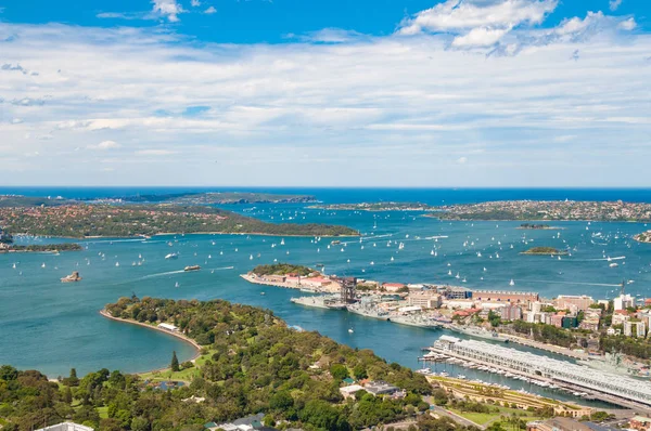 Vista aérea do pitoresco Porto de Sydney no dia ensolarado — Fotografia de Stock