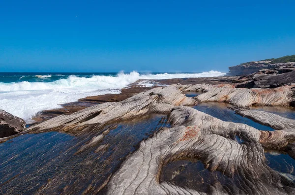 Живописная поверхность скалы и вид на море — стоковое фото