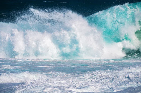 Esmagamento de onda com salpicos e espuma branca — Fotografia de Stock