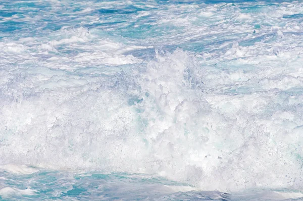 Sıçramalar ve beyaz köpük ile dalga ezmek