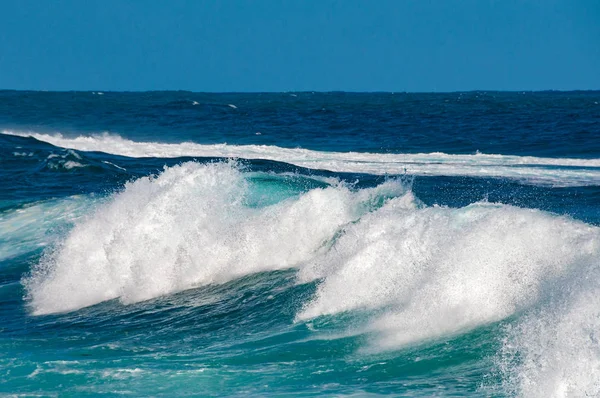 波浪与飞溅和白色泡沫 — 图库照片
