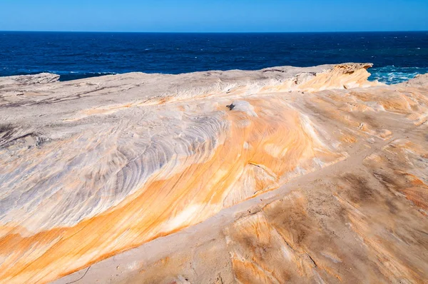 Pitoresk kaya yüzeyi ve deniz manzarası