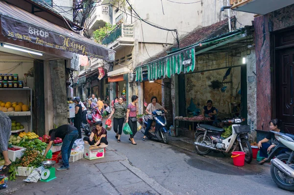 Sabah dükkan ve trafik ile Hanoi sokak