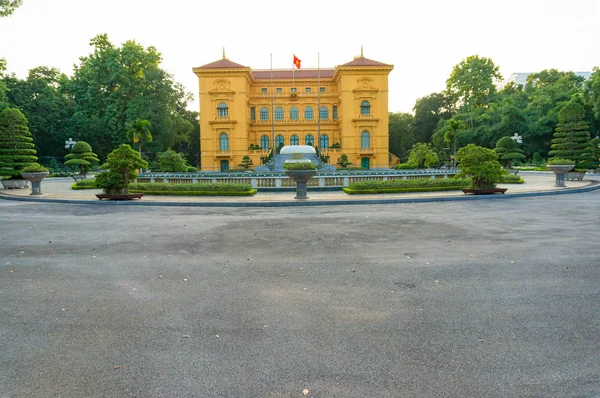 Presidentieel paleisgebouw in Hanoi, Vietnam — Stockfoto