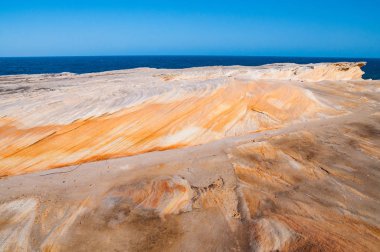 Pitoresk kaya yüzeyi ve deniz manzarası