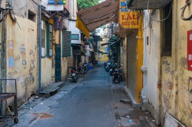 Eski evler ve scooter ile Hanoi arka sokak