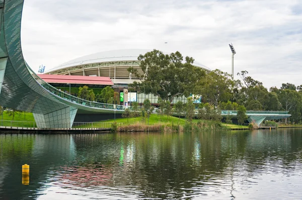 Rio Adelaide Karrawirra Parri com ponte Riverbank — Fotografia de Stock