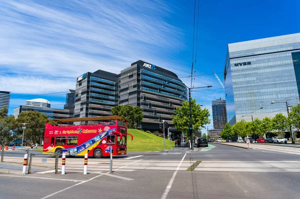 Güneşli bir günde Melbourne caddesinde şehir gezi otobüsü — Stok fotoğraf