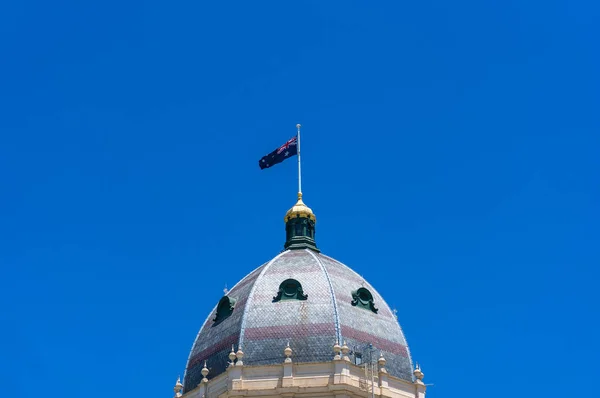 Koepel van het Koninklijk tentoonstellingsgebouw met Australische vlag — Stockfoto