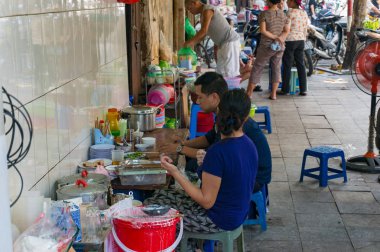 Kerbside Vietnam gıda tezgahında yemek İnsanlar