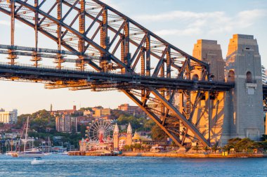 Sydney Harbour Köprüsü ve Sydney Luna Parkı