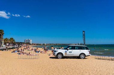 B insanlar ile St Kilda sahilde Land Rover Experience araba