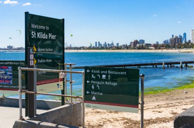Navigasyon ile St Kilda İskelesi işareti