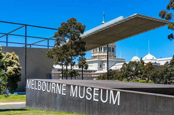 Melbourne Museum skylt på museiområdet — Stockfoto