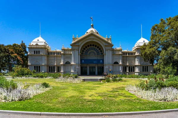 ,Royal Exhibition Building avec entrée et jardin — Photo