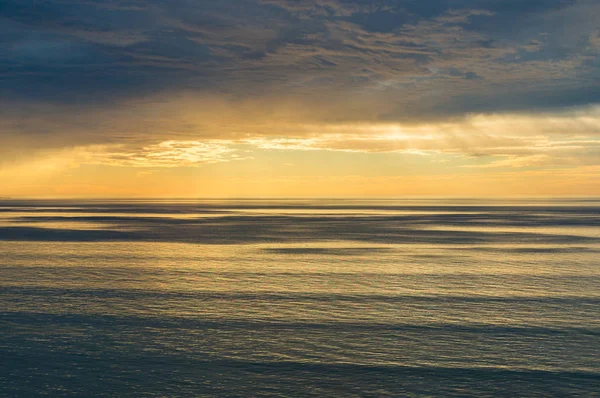 Paysage marin spectaculaire au coucher du soleil — Photo