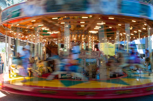 Verhuizen trouwen gaan ronde carrousel in bewegingsonscherpte — Stockfoto