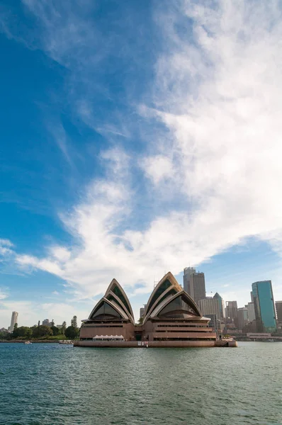 Bâtiment historique de l'Opéra de Sydney avec le quartier central des affaires de Sydney à l'arrière — Photo