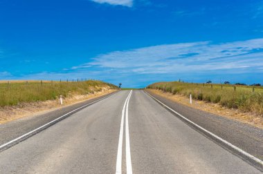 Asfalt yol güneşli