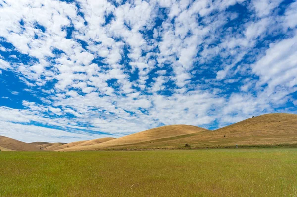 Malerische Landschaft mit weiten Hügeln und Himmel — Stockfoto