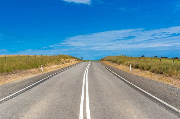 Asfalt yol güneşli