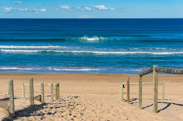Paisaje de playa con arena y olas oceánicas — Foto de Stock