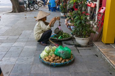 Hawker Hanoi sokakta meyve satan