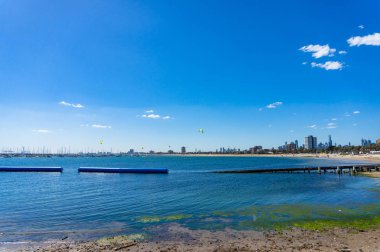 St.Kilda plajının ve Melbourne şehir manzarasının panoramik manzarası