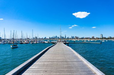 B Melbourne cityscape ile St Kilda iskelede Gençler