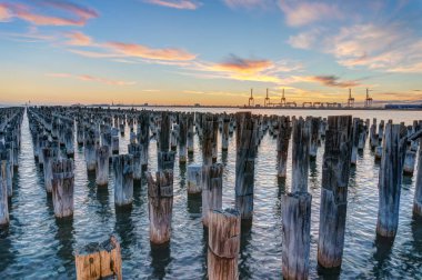Port Melbourne tarihi Princes İskelesi eski ahşap direkleri