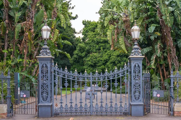 Puerta al Jardín Botánico de Adelaida con callejón — Foto de Stock