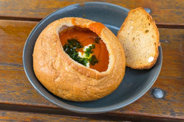 Sopa de creme de tomate, purê de sopa servido em pão redondo — Fotografia de Stock