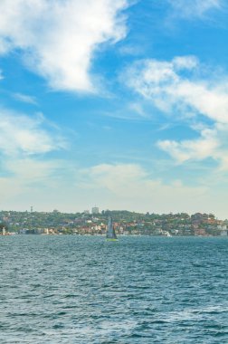 Yat, şehir banliyösü ile yelkenli tekne