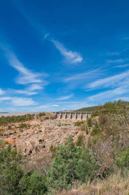 Uzakta baraj duvarı ile kırsal manzara