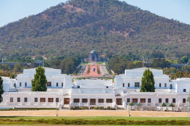 Avustralya Savaş Anıtı manzaralı Eski Parlamento Binası, Canberra