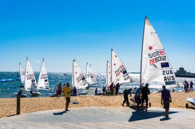 St Kilda rekabet sonrası sporcular bakım yelkenli tekneler olmak