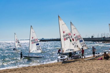 St Kilda rekabet sonrası sporcular bakım yelkenli tekneler olmak