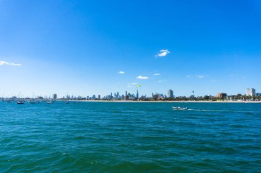 Melbourne cityscape plaj ön planda