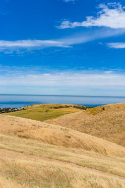 Güneşli bir günde tepeler ve deniz ile muhteşem manzara