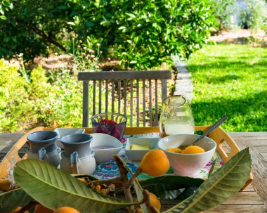 Güneşli sabahbir bahçede kahvaltı yemek ayarı