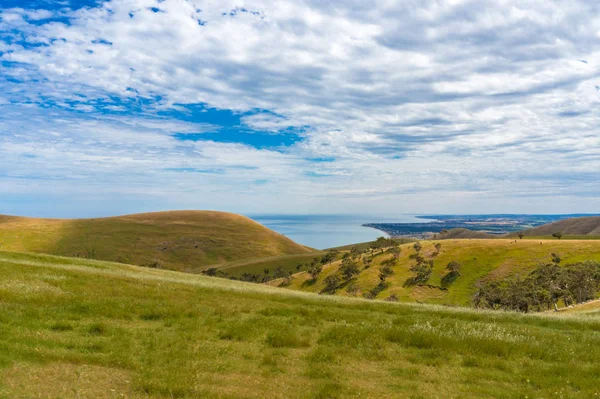 Epische Landschaft aus Hügeln und Meer — Stockfoto