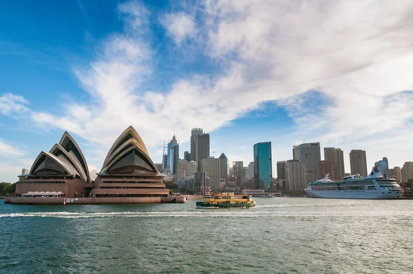 Opera evi ve feribot ile Sydney cityscape — Stok fotoğraf