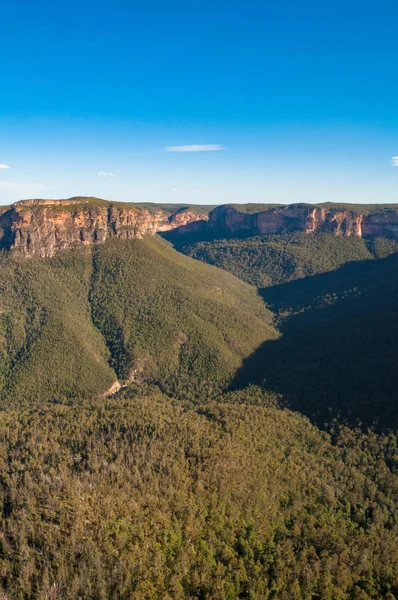 Naturlandschaft der mit Eukalyptuswäldern bedeckten Berge — Stockfoto