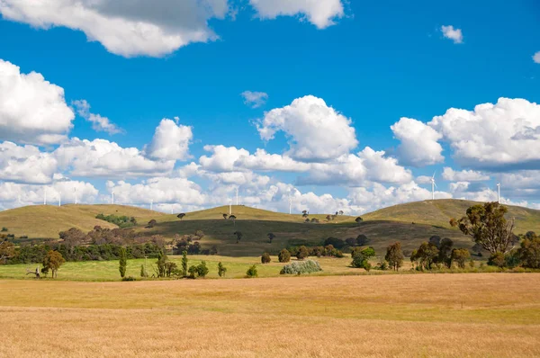 Malerische Landschaft mit Windkraftanlagen — Stockfoto