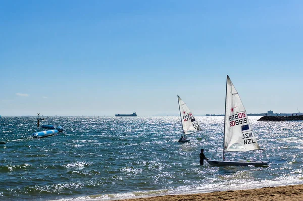 Sportsmen caring sailing boats after competition on St. Kilda be — Stock Photo, Image