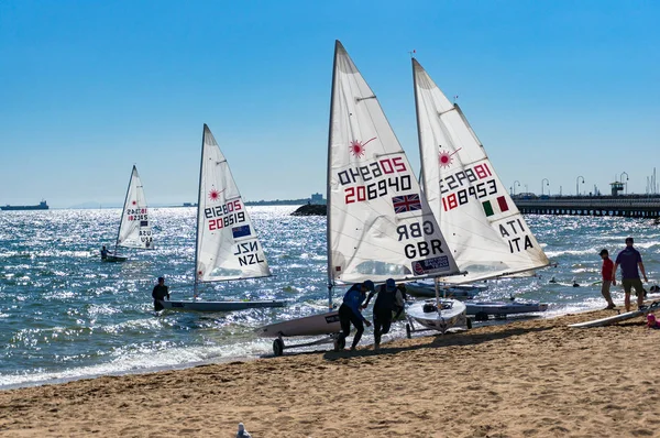 Sportsmen caring sailing boats after competition on St. Kilda be — Stock Photo, Image