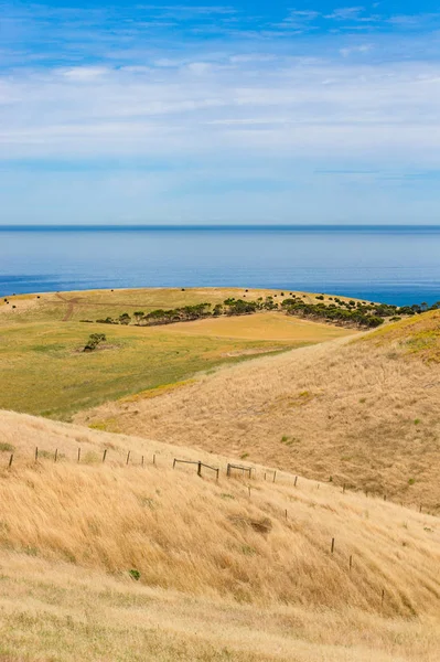 Paisaje espectacular con colinas onduladas y mar en un día soleado — Foto de Stock